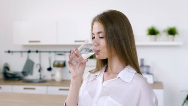Uống nhiều nước giúp người bệnh sỏi túi mật tăng cường khả năng đào thải các độc tố 