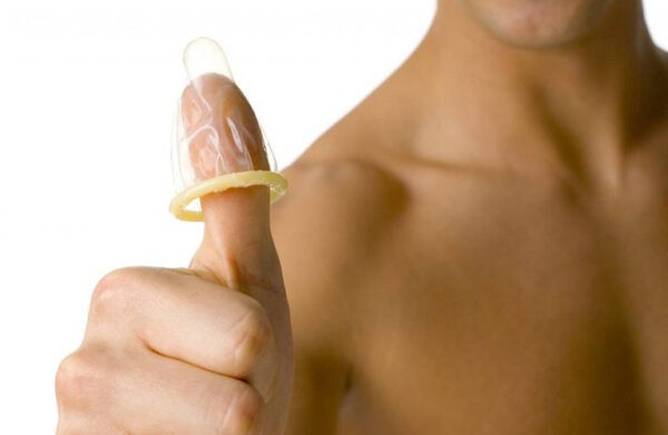 Sử dụng bao cao su khi quan hệ tránh các bệnh đường tình dục từ đó giảm nguy cơ sưng tinh hoàn