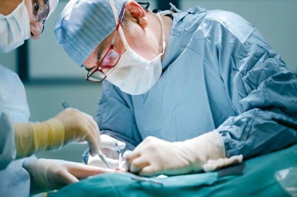 Phẫu thuật là phương pháp điều trị triệt để tình trạng tinh hoàn bên to bên nhỏ ở trẻ