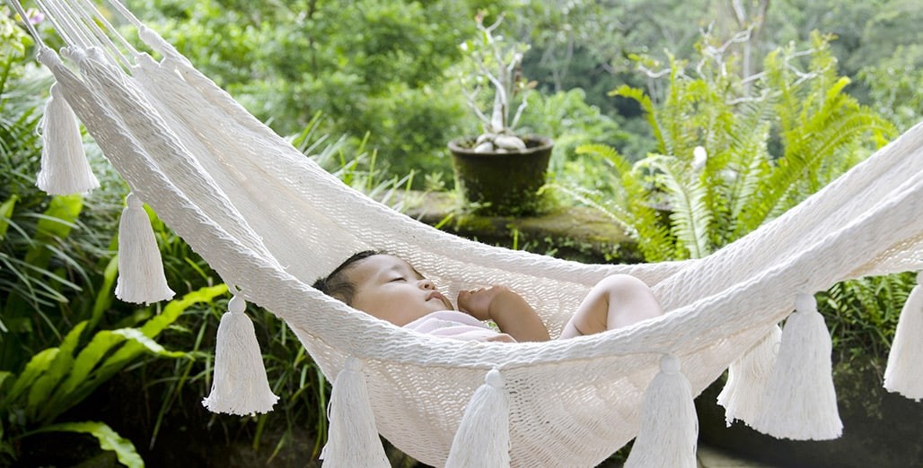 Võng cho trẻ sơ sinh có dáng trũng và cong có thể khiến trẻ có tư thế ngủ không an toàn