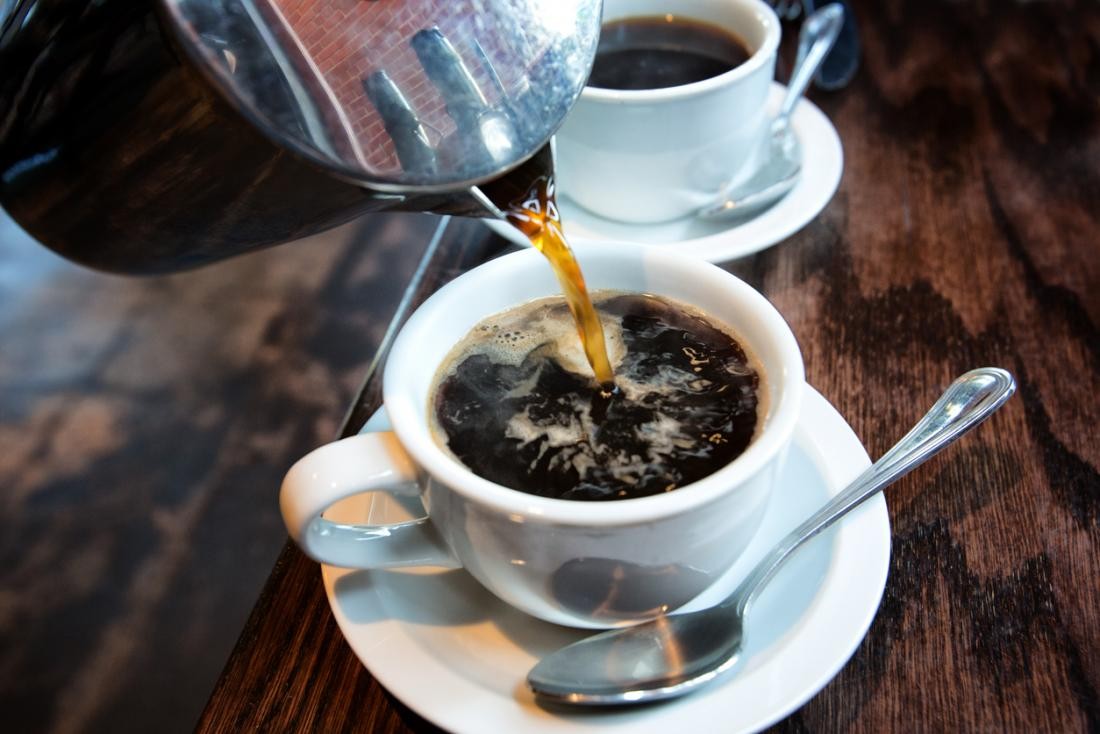 Trà và cà phê có chứa caffeine có thể làm tăng huyết áp tạm thời