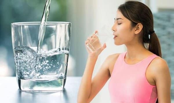Uống nhiều nước là một trong những cách giúp giảm triệu chứng tiểu buốt kèm máu.