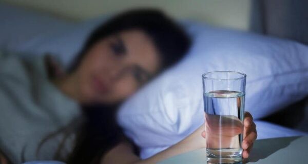 Không nên uống nhiều chất lỏng trước khi ngủ để tránh tình trạng đi tiểu phá hỏng giấc ngủ