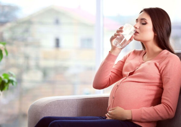 Uống đủ nước mỗi ngày giúp mẹ bầu ngăn ngừa tình trạng mất ngủ do táo bón gây ra