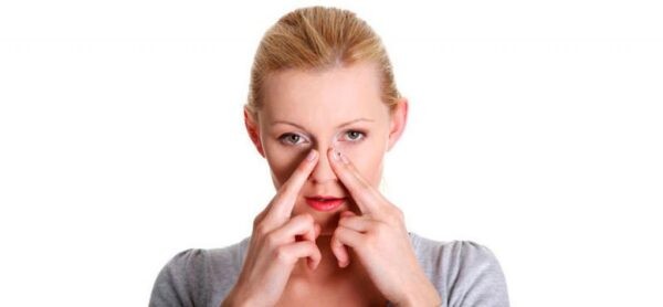 Bạn có thể thực hiện thêm động tác xát mũi giúp giảm chảy nước mũi tại nhà
