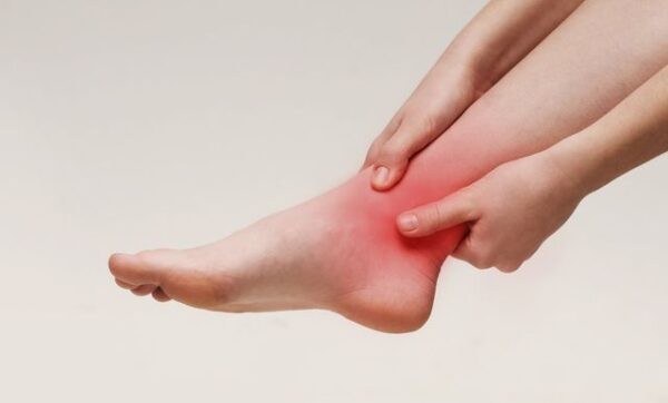 Bong gân gây ra các triệu chứng sưng đỏ và đau làm hạn chế khả năng vận động