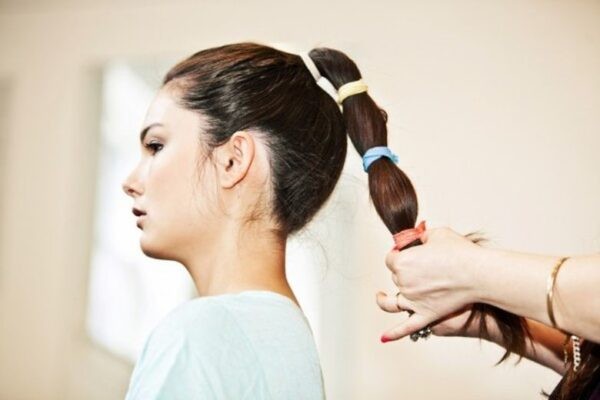 Cột tóc quá chặt là một trong những nguyên nhân phổ biến gây rụng tóc