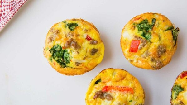 Bánh trứng xúc xích và rau là món ăn Keto hoàn hảo cho bữa sáng của bạn