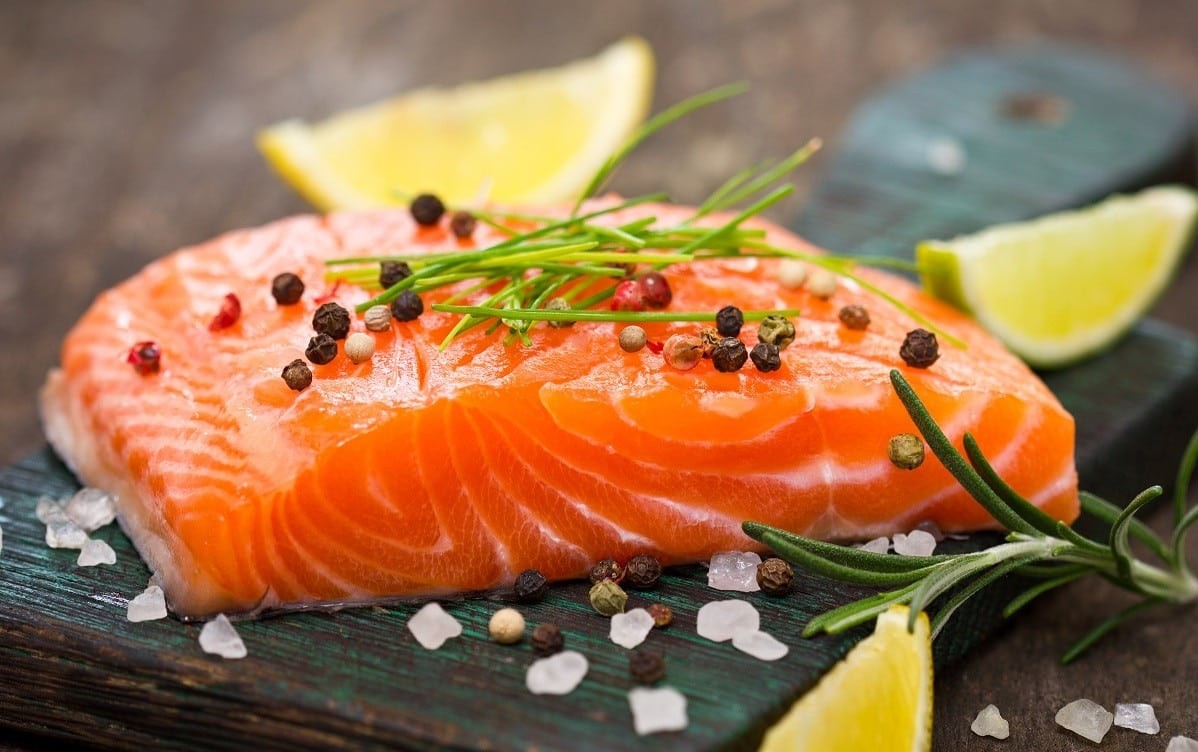 Cá hồi được khuyến khích sử dụng trong thực đơn Eat clean giúp tăng cân