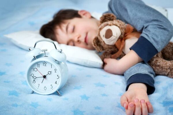 Tập thói quen cho trẻ đi ngủ đúng giờ giúp trẻ làm quen với việc ngủ sớm