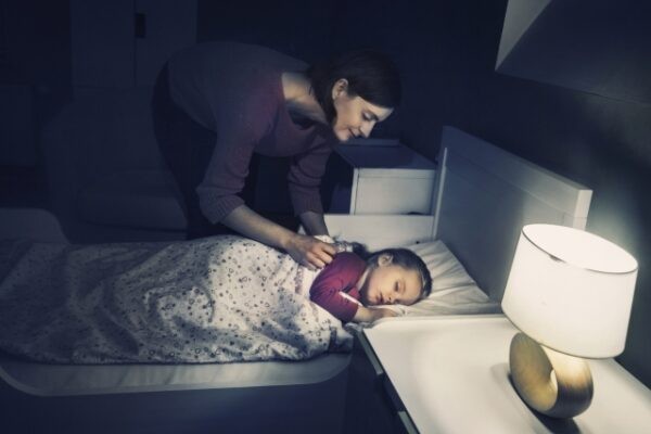 Thường xuyên theo dõi giấc ngủ của trẻ bị mộng giúp phòng tránh các tai nạn có thể xảy ra