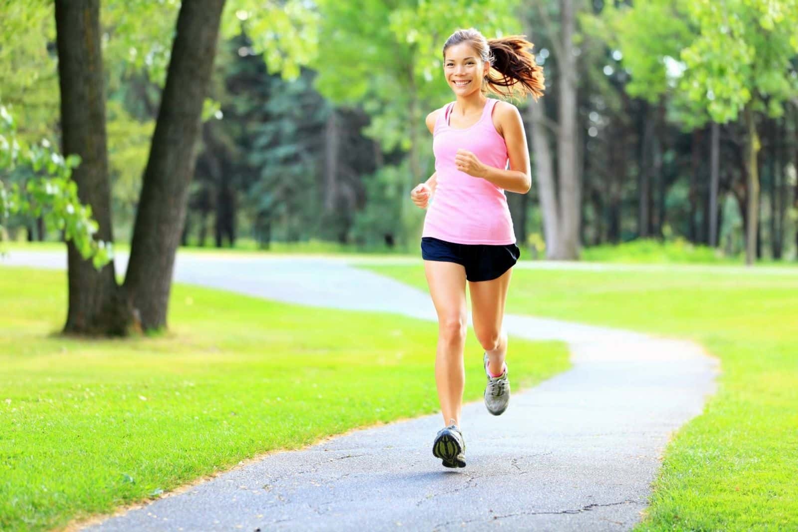 Chạy bộ buổi sáng đem lại rất nhiều lợi ích cho việc kiểm soát trọng lượng của cơ thể