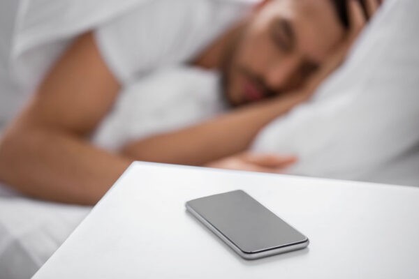 Hạn chế sử dụng điện thoại trước khi ngủ giúp bạn dễ đi vào giấc ngủ hơn và có thể dậy sớm vào hôm sau