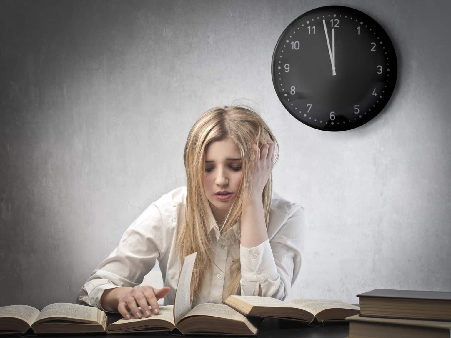 Việc thường xuyên thức khuya học bài có thể gây những ảnh hưởng xấu đến sức khỏe và tinh thần của bạn