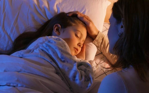 Kiểm tra trẻ vào ban đêm giúp tránh tình trạng trẻ bị mộng du gây nguy hiểm cho bản thân
