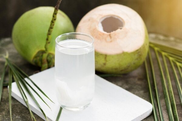 Nước dừa vừa có thể giúp bạn dễ ngủ vừa mang lại nhiều công dụng tuyệt vời