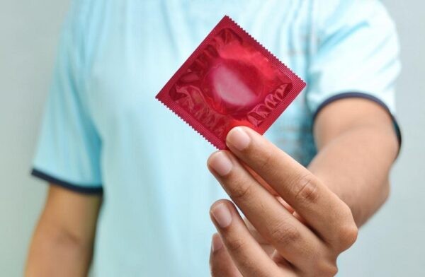 Dù quan hệ với bất kỳ người nào cũng cần sử dụng bao cao su để tránh lây nhiễm các bệnh qua đường tình dục