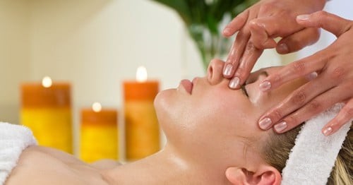 Massage mặt giúp mang lại cảm giác thư giãn cho làn da, phòng ngừa nếp nhăn nếu thực hiện đúng cách