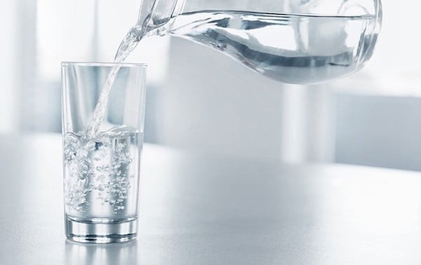 Uống nhiều nước là một trong những phương pháp giúp phòng tránh đi tiểu ra máu 