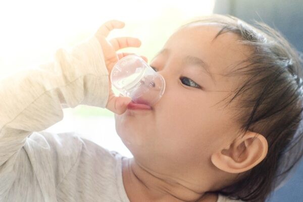 Bạn có thể cho trẻ uống nguyên chất hoặc pha loãng trong nước hay trộn với thức ăn
