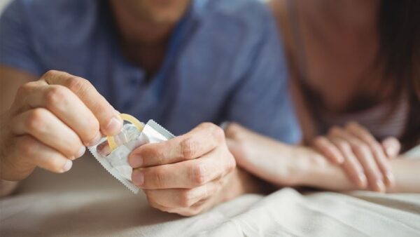 Sử dụng bao cao su khi quan hệ giúp giảm nguy cơ lây nhiễm HIV cũng như các bệnh lây qua tình dục khác