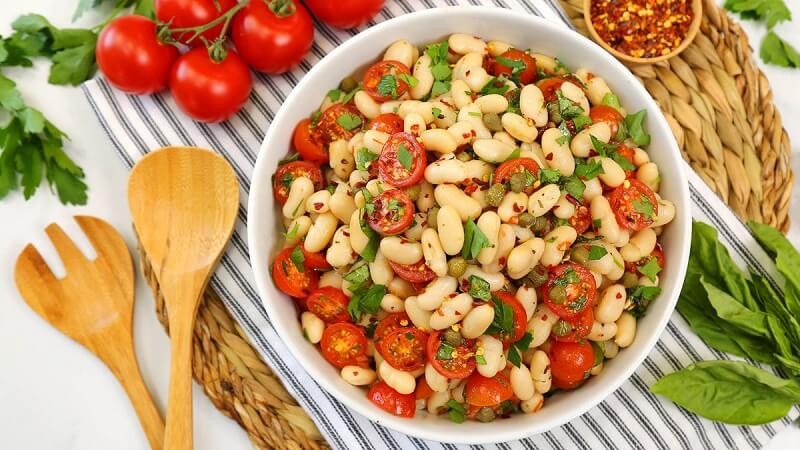 Salad cà chua đậu trắng không chỉ giúp bạn giảm cân mà còn thanh lọc cơ thể