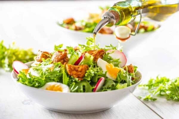 Salad gà và dầu ô liu là món ăn được ưa thích trong thực đơn Keto