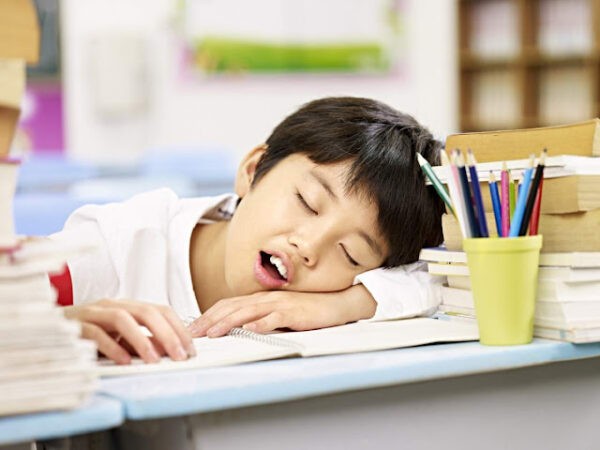Trẻ em bị mất ngủ vào ban đêm thường dễ buồn ngủ và ngủ nhiều vào ban ngày