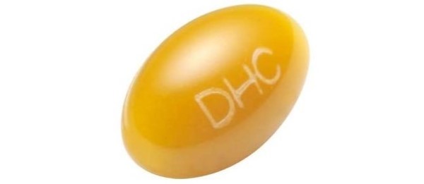 Viên uống cấp nước DHC là dạng viên nang mềm, hình bầu dục, có tên thương hiệu DHC bên trên