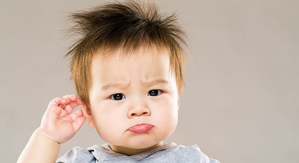 Trẻ có thể gãi vì ngứa và khó chịu ở tai do viêm tai giữa