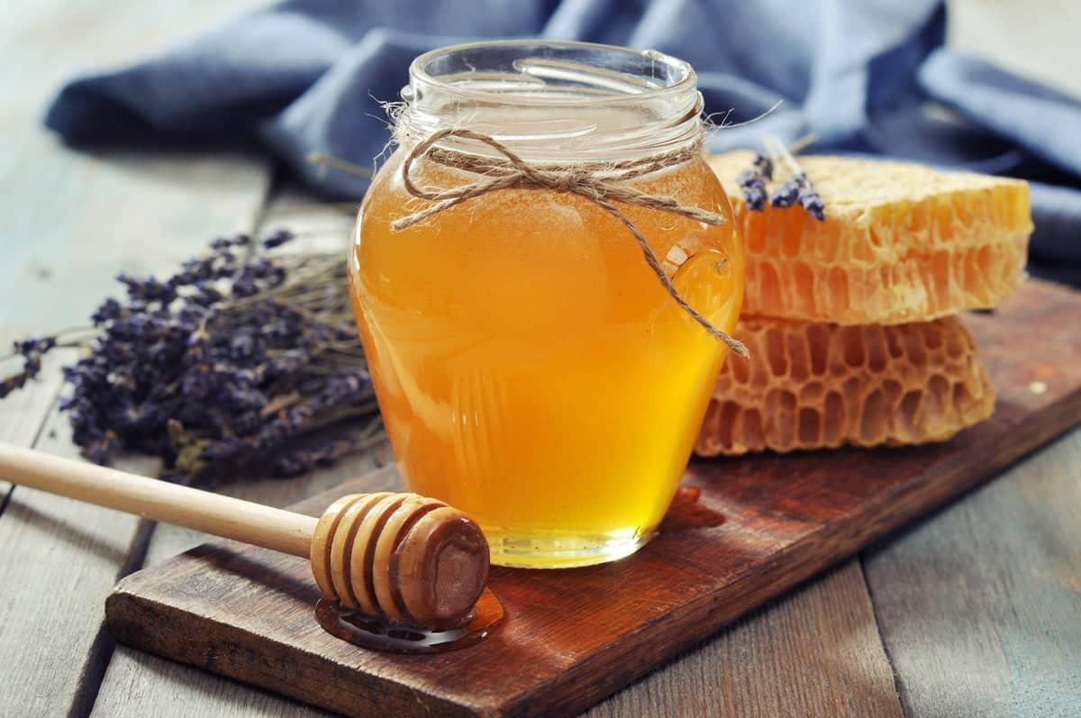 Mật ong là loại dược liệu tự nhiên mang lại nhiều lợi ích cho con người