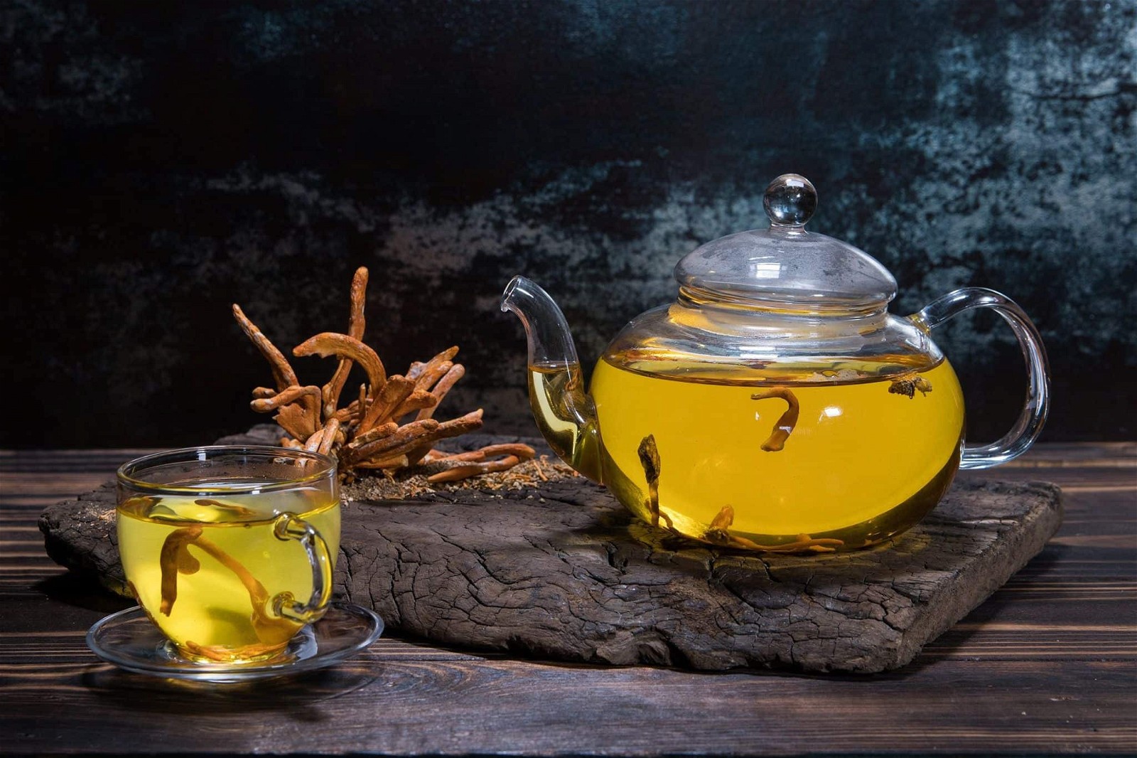 Bạn nên để trà đông trùng hạ thảo trong ấm thủy tinh để giữ được chất dinh dưỡng cũng như mùi vị của trà
