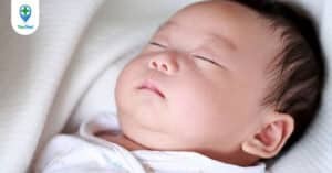 Trẻ sơ sinh nằm nhiều bị bẹp đầu có chính xác không?