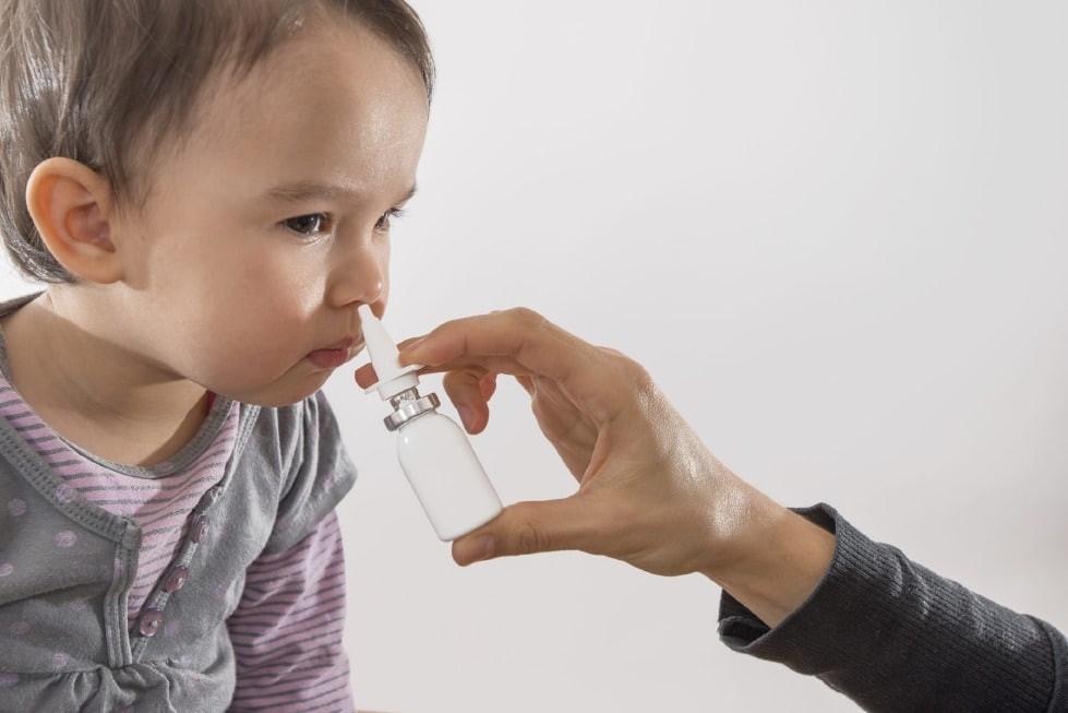 Thường xuyên vệ sinh mũi cho bé giúp phòng tránh các bệnh đường hô hấp