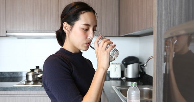 Uống đủ lượng nước cần thiết sẽ làm giảm trạng khó tiêu từ đó ngăn chặn nguy cơ đau bụng dưới