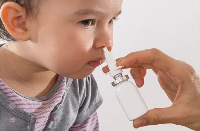 Vệ sinh mũi bằng nước biển sâu có thể giúp loại bỏ một số tác nhân gây bệnh đường hô hấp ở trẻ