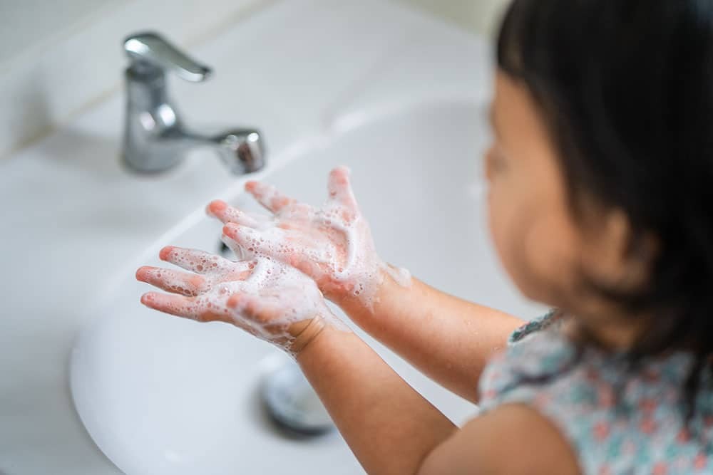 Mẹ có thể tập cho bé thói quen thường xuyên rửa tay để phòng tránh các bệnh đường hô hấp