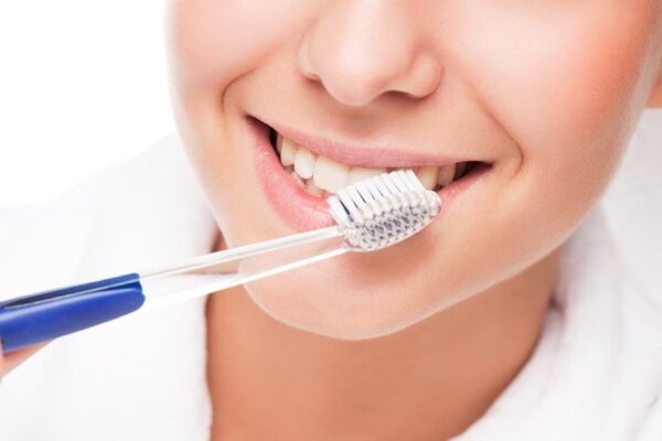 Giữ gìn vệ sinh răng miệng kĩ lưỡng bằng cách đánh răng thường xuyên