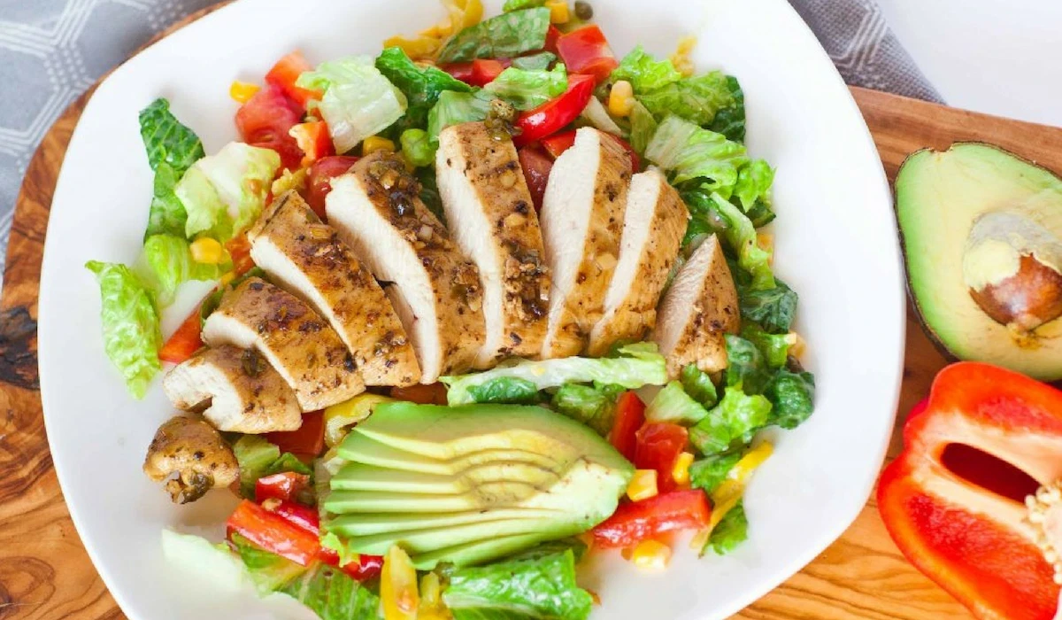 Món salad bơ ức gà dễ chế biến đồng thời vị béo của trái bơ sẽ kích thích vị giác của bạn