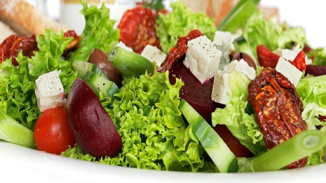 Salad Ngũ sắc là sự kết hợp hài hòa giữa bắp cải trộn và xà lách lolo tươi xanh, giòn ngọt