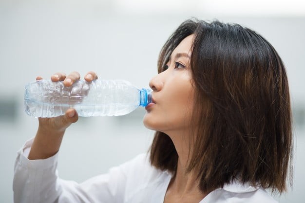 Uống nhiều nước trước giờ đi ngủ có thể gây ra tình trạng tiểu đêm