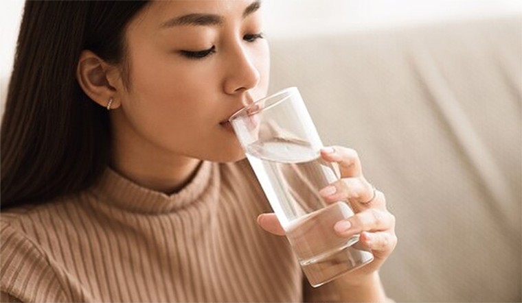 Uống nhiều nước và tiểu thường xuyên tránh tình trạng nhịn tiểu gây ứ đọng tăng nguy cơ nhiễm khuẩn
