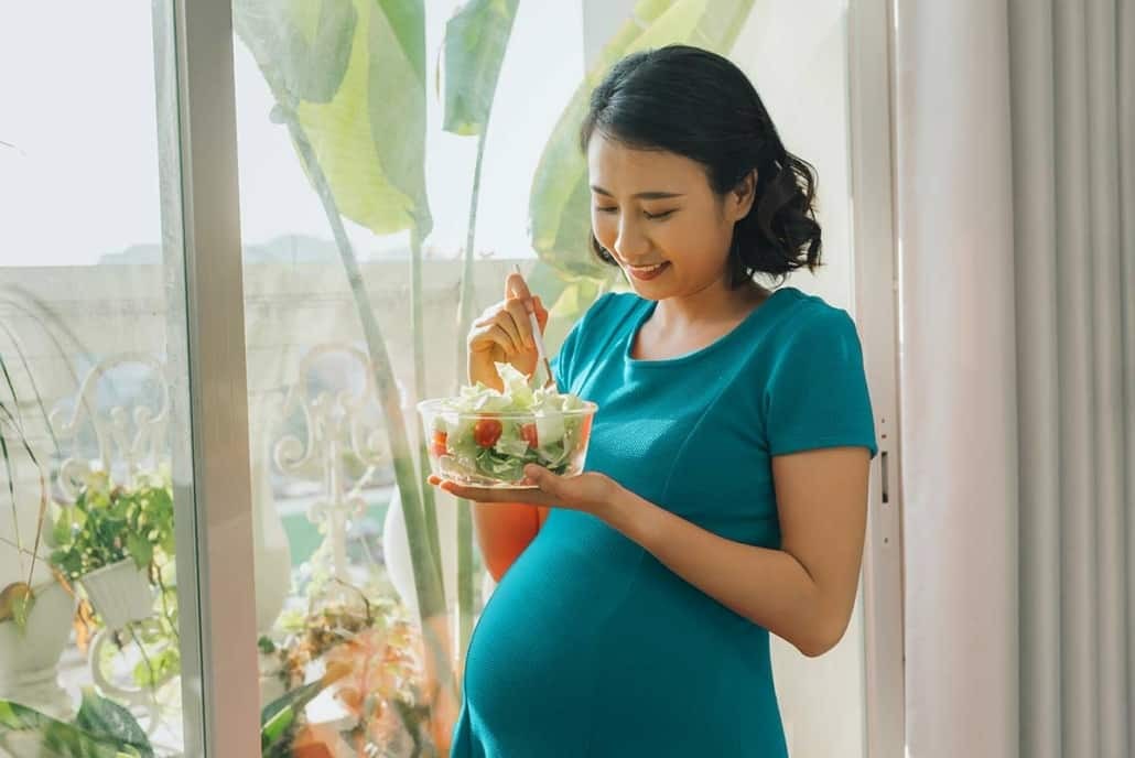 Để tránh tình trạng khó tiêu hoá gây ảnh hưởng giấc ngủ phụ nữ mang thai nên chia khẩu phần ăn thành nhiều bữa nhỏ trong ngày