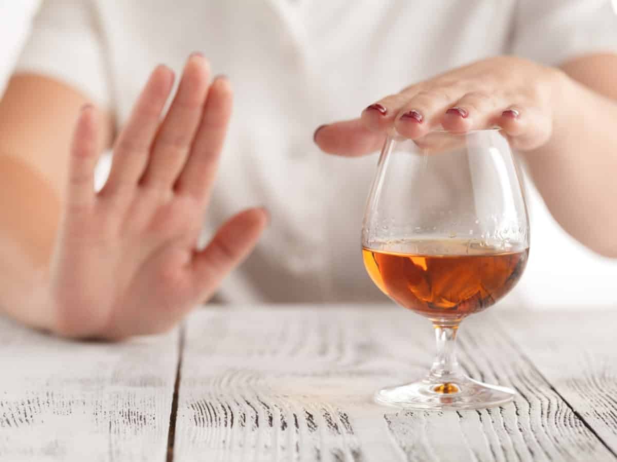 Hạn chế sử dụng rượu bia có thể giúp phòng tránh tình trạng đầy bụng khó tiêu