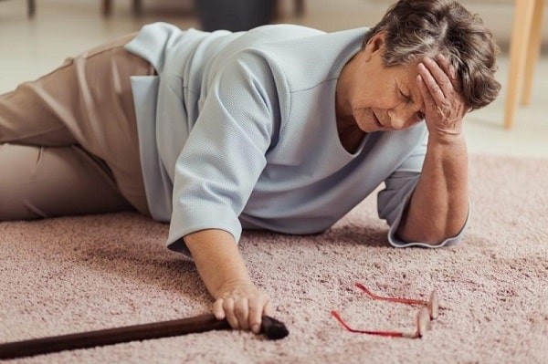 Hạ huyết áp tư thế làm gia tăng nguy cơ té ngã ở người già