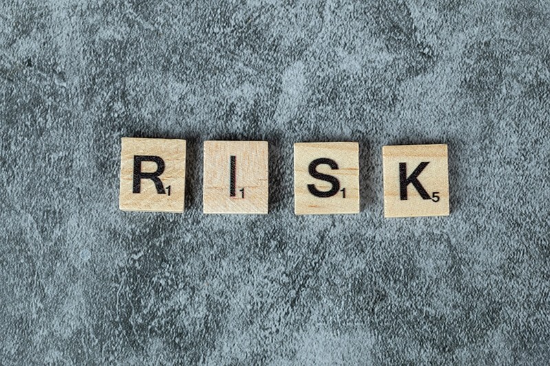 Có nhiều cách để định nghĩa rủi ro nhưng nhìn chung rủi ro thường dùng để chỉ những điều không mắn và gây ra thiệt hại dù ít hay nhiều