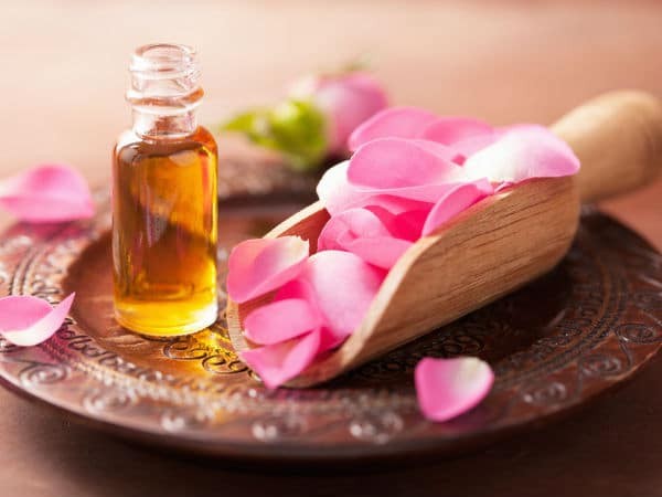Tinh dầu hoa hồng nội bật với công dụng chống lão hóa da