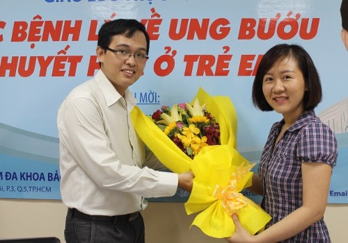 Bác sĩ Nguyễn Đình Văn tham gia các chương trình giải đáp thắc mắc cho bệnh nhân ( Bác sĩ Nguyễn Đình Văn bên trái)