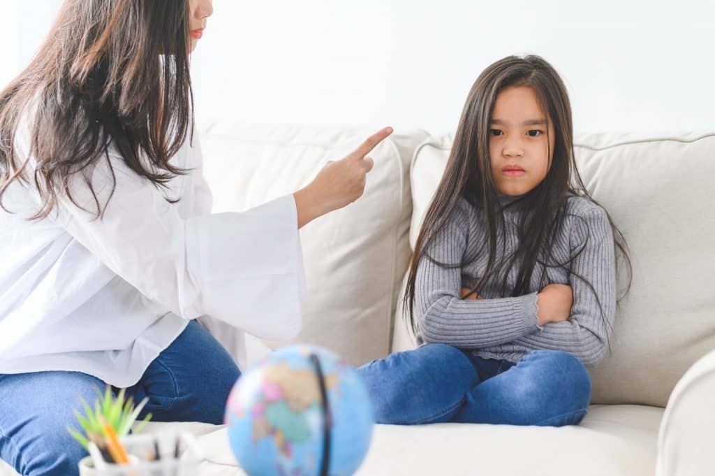 Trẻ mắc rối loạn thách thức chống đối có thể có hành vi chống đối với sự dạy dỗ của cha mẹ