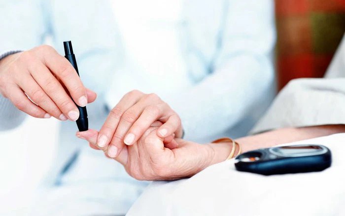 Ngoài thủ thuật lấy máu từ cánh tay, nhân viên y tế có thể chiết máu từ ngón tay để thực hiện xét nghiệm mỡ máu